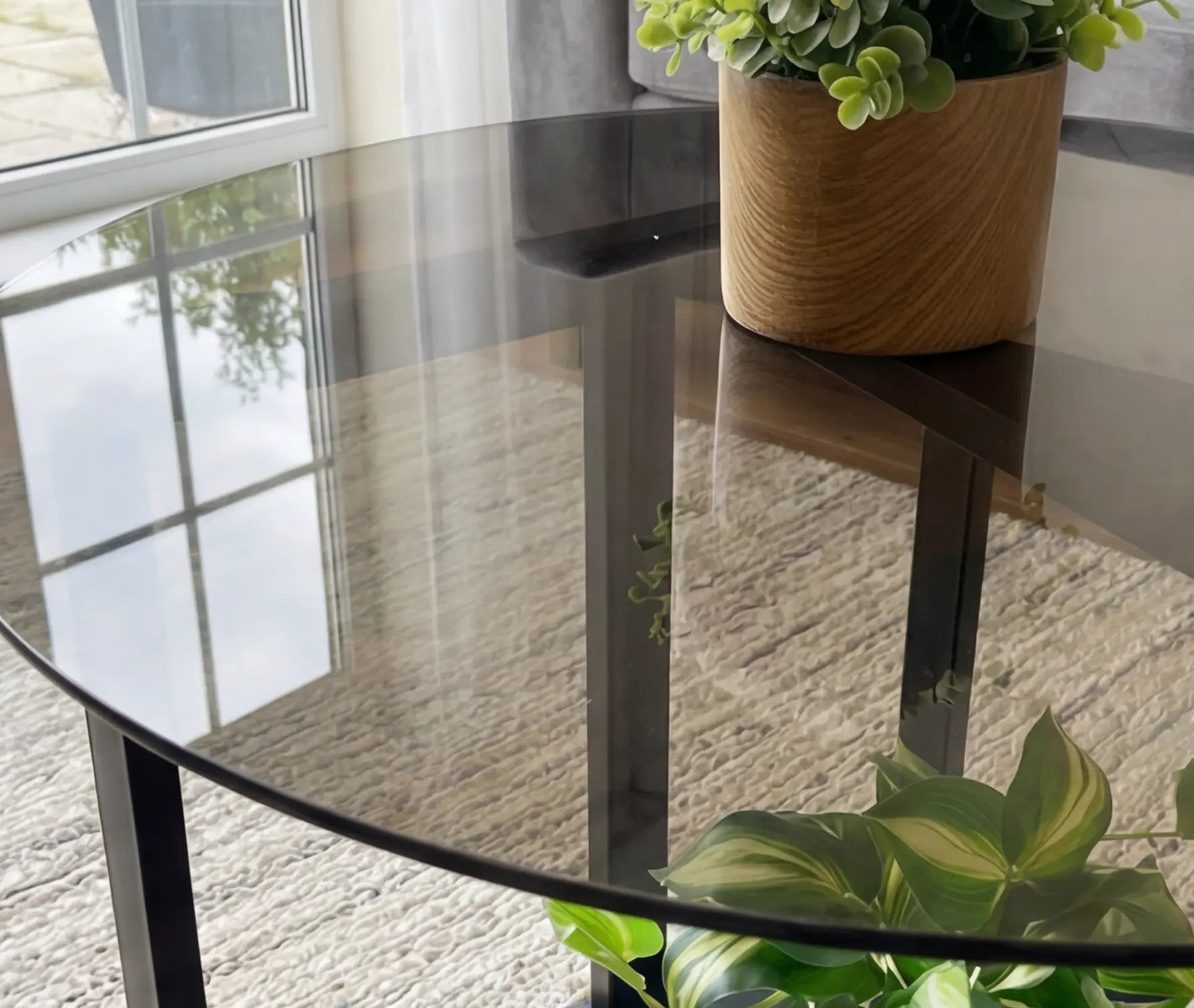 BAYTONA MX131 Modern Round Smoked-Glass Coffee Table with Storage Shelf – Black Metal Base Baytona